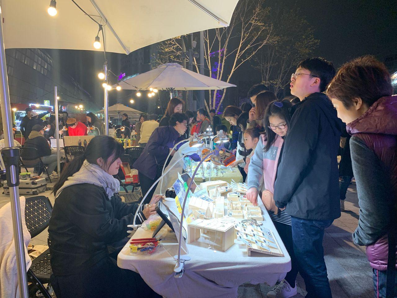 2025 Dongdaemun Night Market Visit! - Enjoy all the attractions from lively DDP night market!